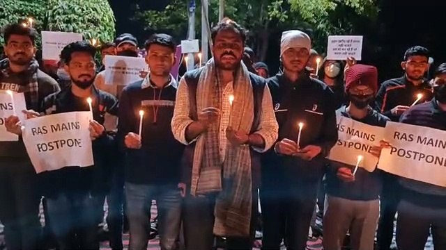 मोमबत्ती जलाकर RAS Mains Exam की तिथि आगे बढ़ाने की मांग