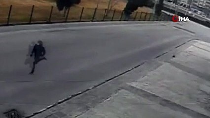 Yaşlı kadının cüzdanını çalarak böyle kaçtı