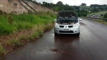 Carro pegou fogo e Corpo de Bombeiros foi acionado