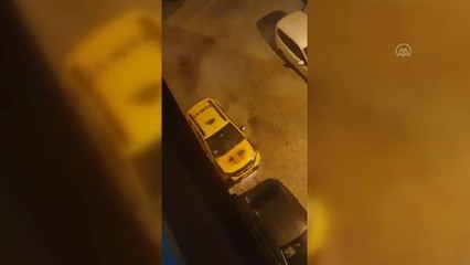 Esenyurt'ta park halindeyken yanan taksi kullanılamaz hale geldi