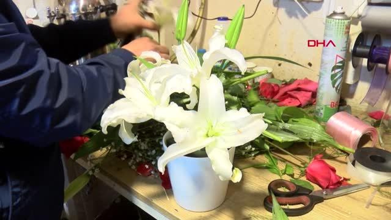 İSTANBUL'DA ÇİÇEKÇİLERİN 14 ŞUBAT SEVGİLİLER GÜNÜNE HAZIRLIĞI GECEDEN BAŞLADI