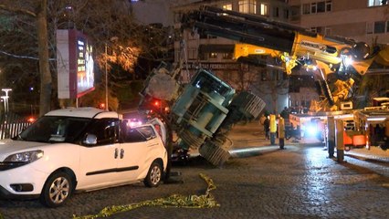 Скачать видео: Beşiktaş’ta park halindeki araçların üzerine vinç devrildi