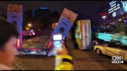 Park halindeki araçların üzerine vinç devrildi