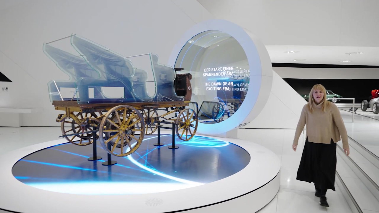 Neue Zeitreise mit dem „Future Heritage Portal“ im Porsche Museum