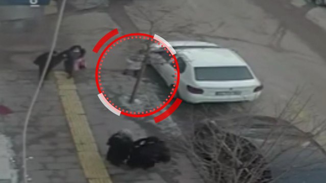 Yere düşen çantayı çaldılar, o anlar güvenlik kamerasına yansıdı