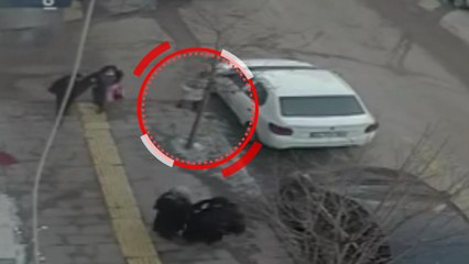 Yere düşen çantayı çaldılar, o anlar güvenlik kamerasına yansıdı