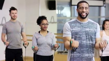 Cara Melakukan Gerakan Band Bicep Curl yang Baik dan Benar