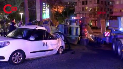 Beşiktaş'ta park halindeki araçların üzerine vinç devrildi