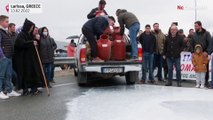 Enerji fiyatlarını protesto eden Yunan çiftçiler, traktörlerle ana yolları kapattı