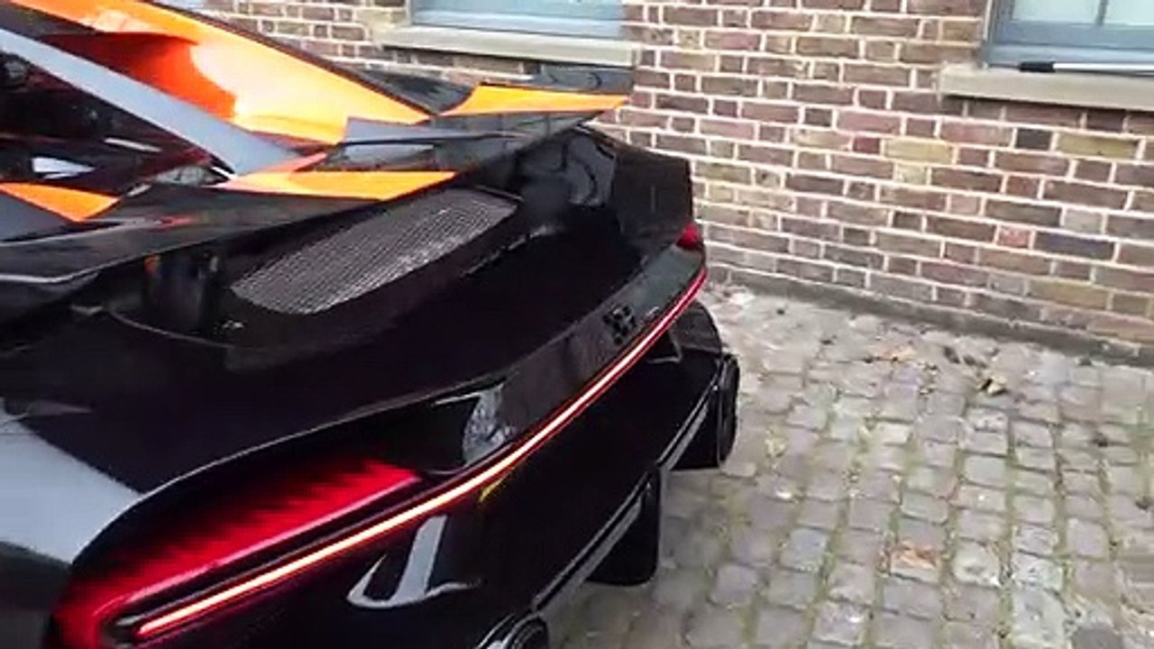 Bugatti Chiron Super Sport 300 parado pela polícia