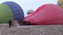 Sevgililer Günü'nde çiftler balon manzaralı Kapadokya'ya akın etti