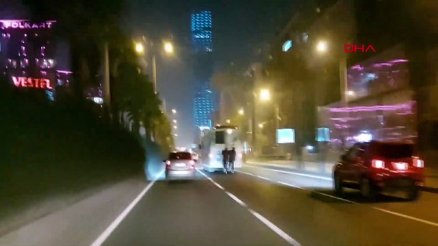 İzmir'de patenli gençler tutundukları otobüsle iki ilçe değiştirdi! O anlar kamerada