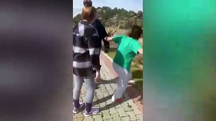 İki genç kadına darp kamerada!