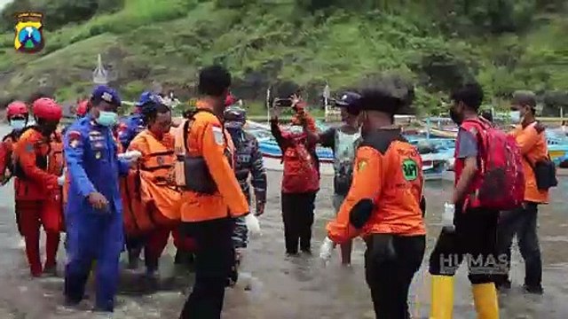 Polres Jember Lakukan Evakuasi Korban Ritual Pantai yang Menewaskan 11 Orang di Payangan