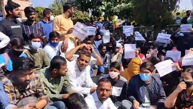 विश्वविद्यालय में RAS candidates protest का धरना,समर्थन में NSUI