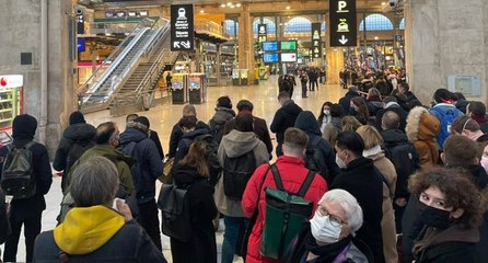 Paris’te polise bıçakla saldıran şahıs öldürüldü