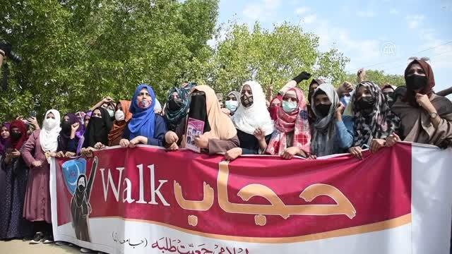 Pakistanlı öğrenciler Hindistan'daki başörtüsü yasağını protesto etti