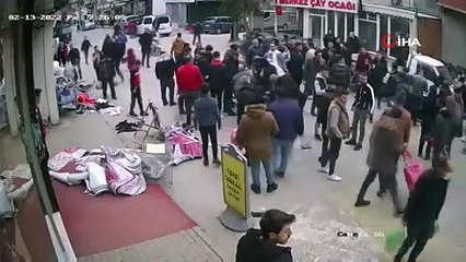 下载视频: Korkunç kaza kamerada! Yayaların arasına böyle daldı