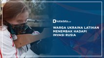 Warga Ukraina Latihan Menembak Hadapi Invasi Rusia | Katadata Indonesia