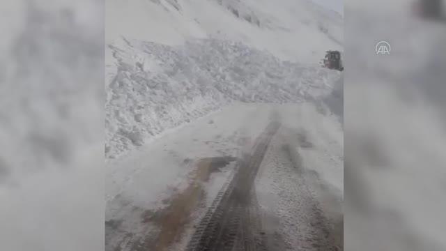 Ardahan-Şavşat kara yolu çığ nedeniyle yeniden ulaşıma kapandı