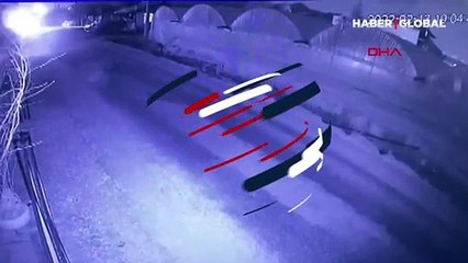 Serik'te kamyonetlerin kafa kafaya çarpıştığı anlar kamerada