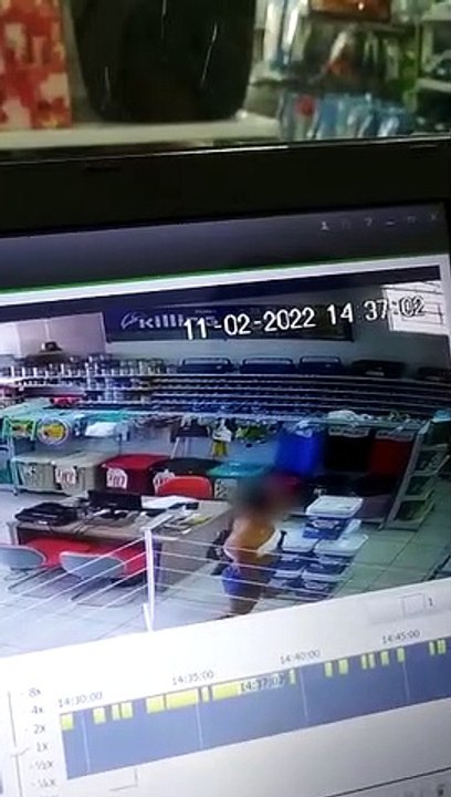 Mariluz: Câmeras de segurança flagra momento em que mulher furta celular de loja