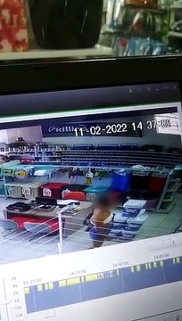 Mariluz: Câmeras de segurança flagra momento em que mulher furta celular de loja