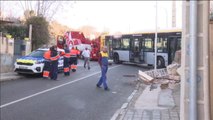 Un autobús que circulaba sin pasajeros se empotra contra el muro de una casa en Montgat, Barcelona