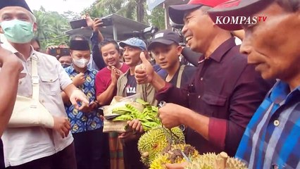 Momen Ganjar Pranowo Diberi Oleh-Oleh Hasil Bumi Warga Desa Wadas