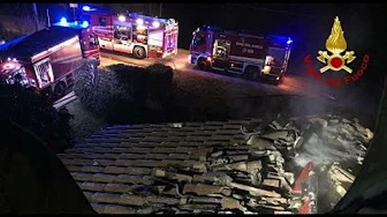 Canna fumaria a fuoco, si brucia anche il tetto mamma e due bambini in salvo