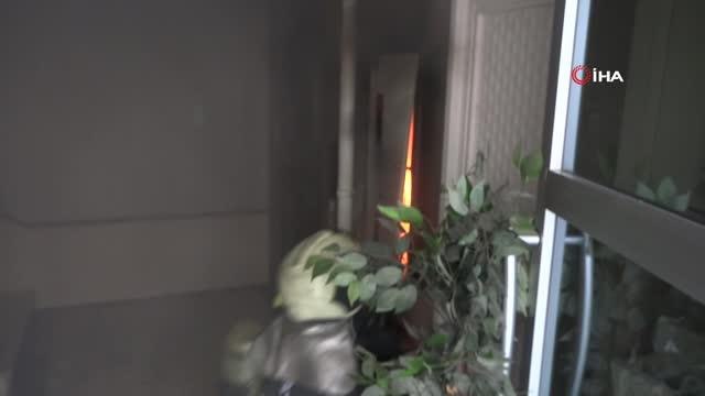 Elektrik panosunda çıkan yangında can pazarı... Evlerinde mahsur kalan vatandaşları itfaiye ekipleri tarafından böyle kurtarıldı