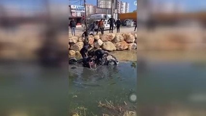 Dereye düşen otomobilin sürücüsünü vatandaşlar kurtardı