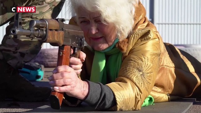 Ukraine : les civils formés au maniement des armes