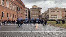 İtalya'da aşı karşıtlarından başkent Roma'da protesto
