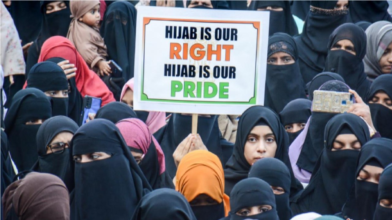 Karnataka hijab row sparks war of words! Watch Halla Bol