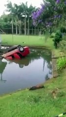 Carro capota e cai em lago de Jaraguá do Sul