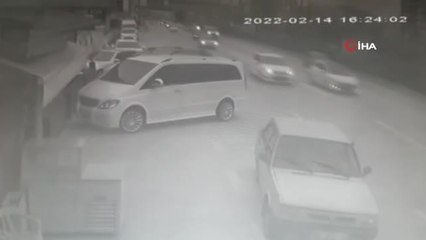 Başkent'te öğrenci servisi refüjdeki ağaçlara çarptı: 1 yaralı