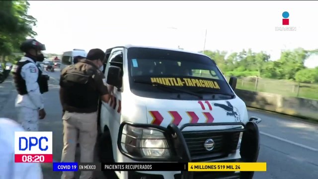 Detienen a presunto funcionario que llevaba migrantes en su auto