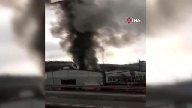 Sakarya'da geri dönüşüm fabrikasında yangın, olay yerine çok sayıda itfaiye ekibi sevk edildi