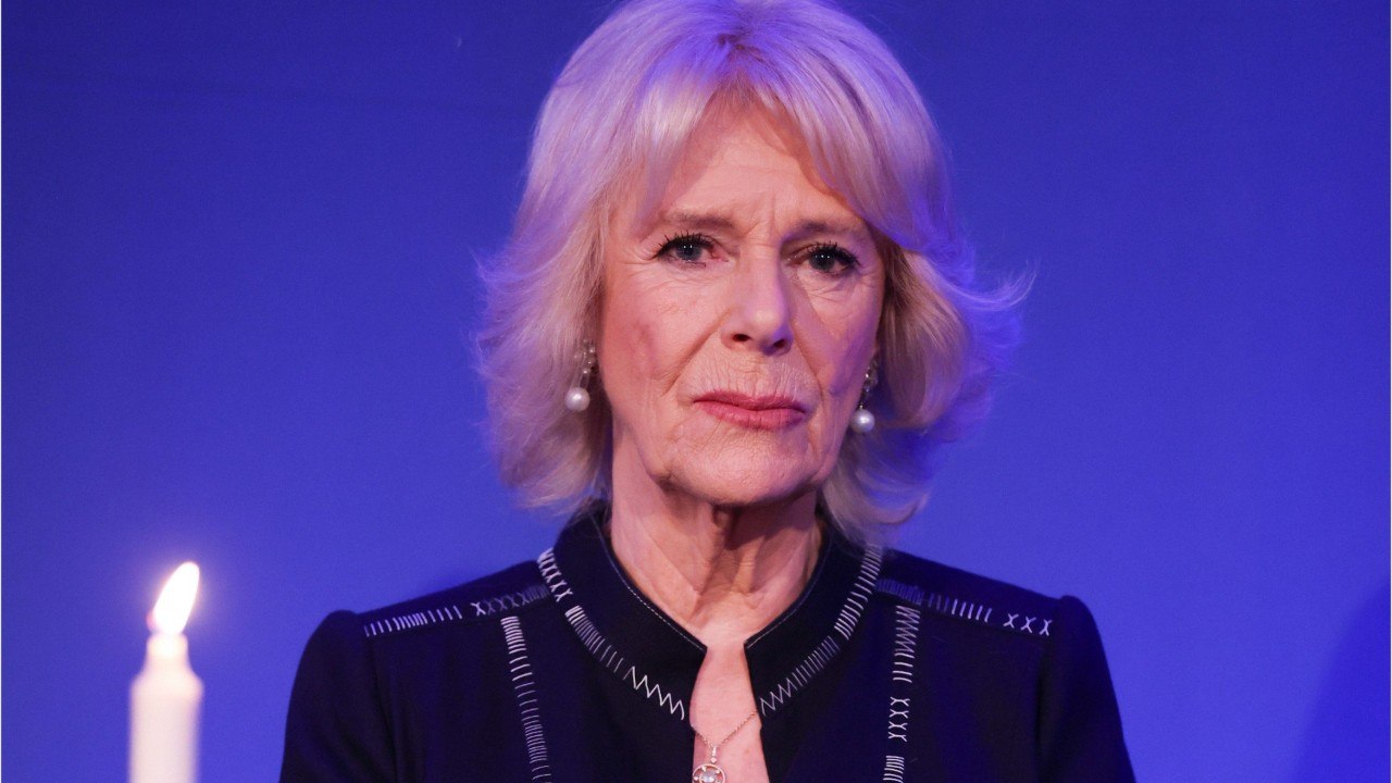 VOICI : Camilla Parker Bowles : l'épouse du prince Charles testée positive au Covid-19
