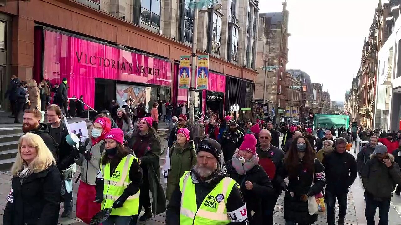 Glasgow Universities staff rally in the City Ce...