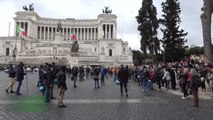 Raduno No Vax a Roma: Pappalardo tenta di entrare in un bar senza pass