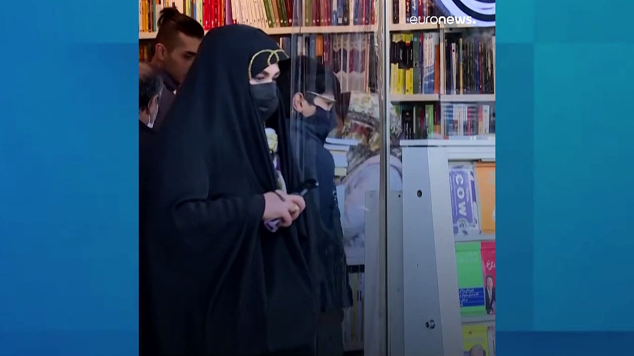 مدیر نشر افق: اینکه با این اوضاع اقتصادی هنوز مردم کتاب می‌خرند شبیه معجزه است