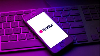 FEMME ACTUELLE - Présidentielle 2022 : Tinder bannit les faux profils de campagne d'Emmanuel Macron