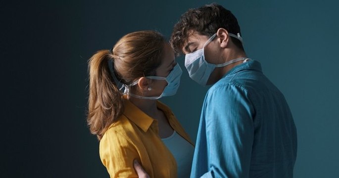 Le masque est recommandé pendant les ébats pour les couples qui fêtent la Saint-Valentin en Thaïlande