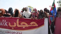Pakistanlı öğrenciler Hindistan'daki başörtü yasağını protesto etti