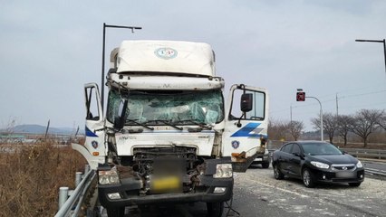 충북 청주서 화물차 추돌...2명 사상 / YTN