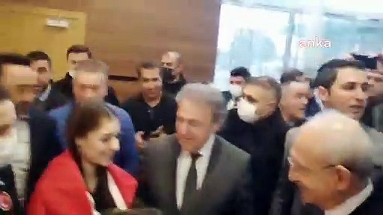 Kılıçdaroğlu cimnastikçi Sıla Karakuş ile havalimanında karşılaştı