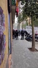 Lanzan confeti y harina contra los Mossos d'Esquadra en un desahucio en Barcelona
