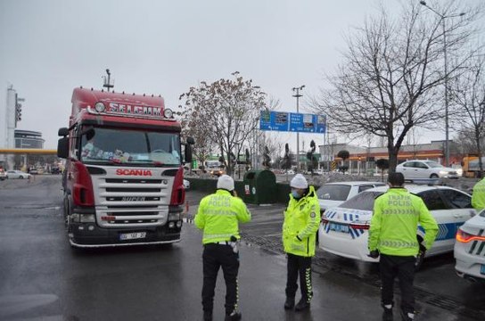Son dakika haber... POLİSLE KANTARA GİDEN FAZLA TONAJ YÜKLÜ TIR'INI ŞOFÖRÜ ARACI TERK EDİP KAÇTI